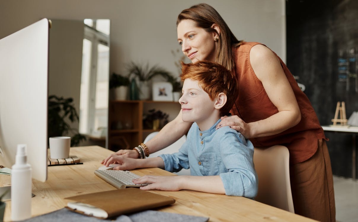 Parenting Digital Natives: A Practical Guide to Teaching Internet Safety and Responsible Online Behavior