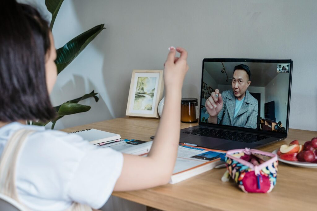 Hybrid & Online Learning: Pros, Cons, and Best Practices for Virtual and Blended Education Models in Tier-1 Countries