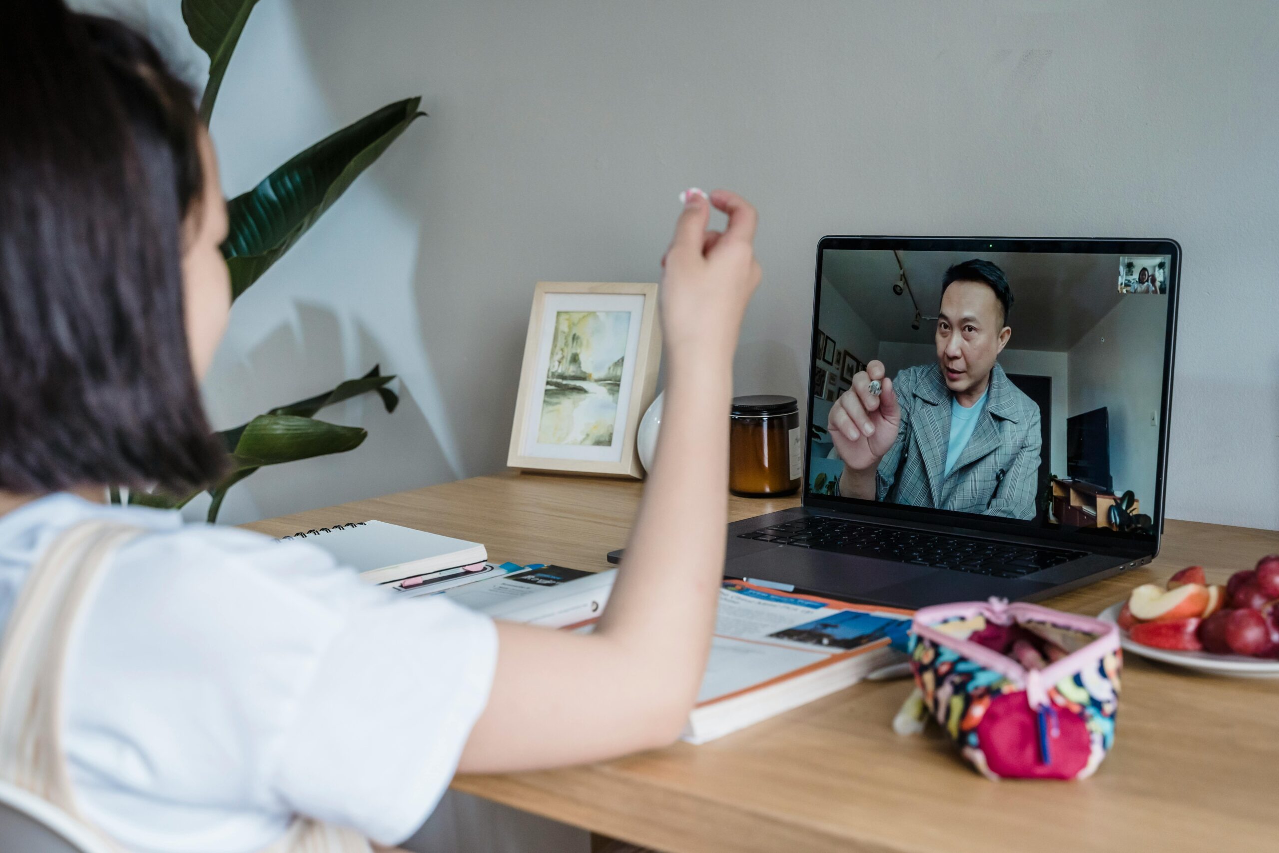 Hybrid & Online Learning: Pros, Cons, and Best Practices for Virtual and Blended Education Models in Tier-1 Countries